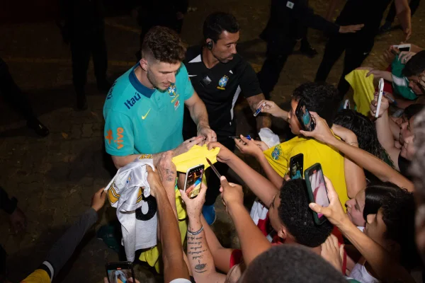 Imagem mostra goleiro Bento, da Seleção Brasileira, atendendo torcedores após treino no Bezerrão - Metrópoles