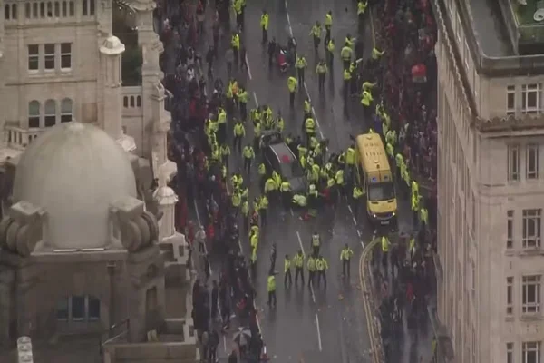 Imagem colorida de atropelamento em Liverpool - Metrópoles