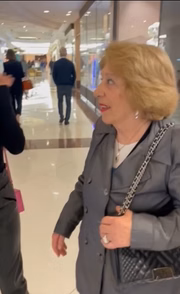 Maria atualmente é reconhecida no shopping por fãs e vendedores