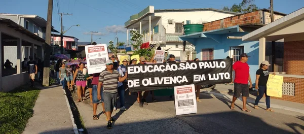 pessoas marchando em cidade