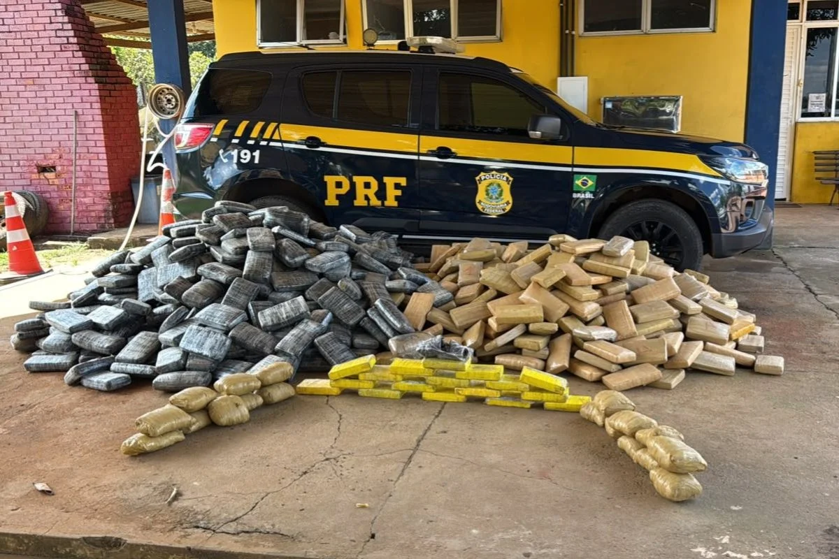 PRF apreende 1 tonelada de drogas em carreta com fundo falso