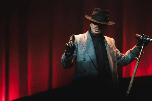 Quem é o cantor que anunciou show com ingressos de até R$ 14 mil em SP