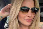 Clara Aguilar faz selfie no carro