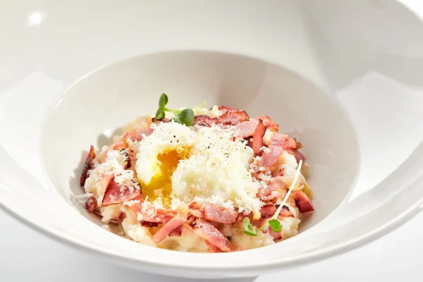 prato branco com arroz à carbonara