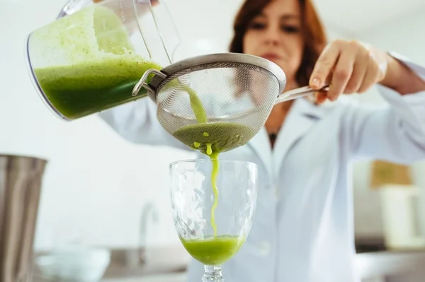 Suco detox contra celulite é a opção certa para combater marcas na pele