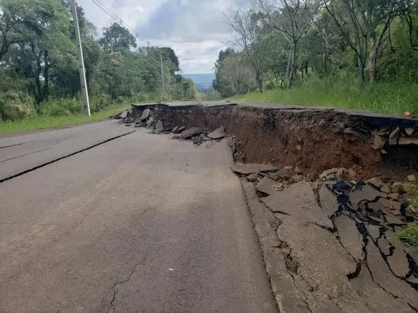 Pista cede e fecha acesso à BR-282, no oeste de SC; veja fotos