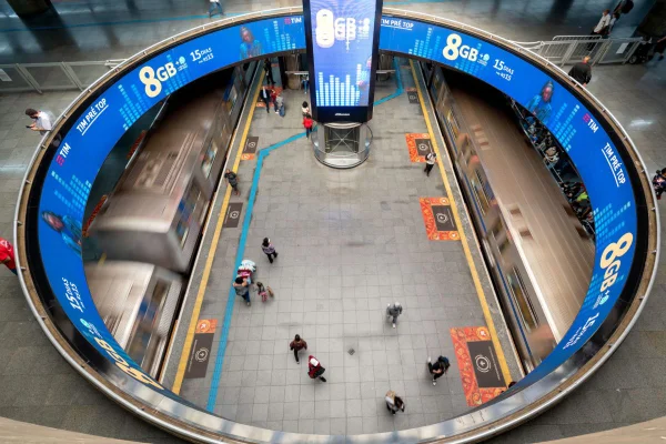 Vista aérea de plataforma de estação de metrô - Metrópoles