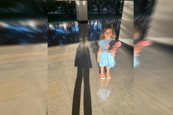 Vídeo: garota pede para vizinhos cantarem parabéns em aniversário