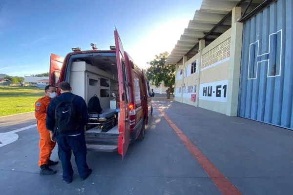Imagem colorida de ambulância que levou trabalhador ao hospital após ele perder o dedo tentando laçar vaca - Metrópoles