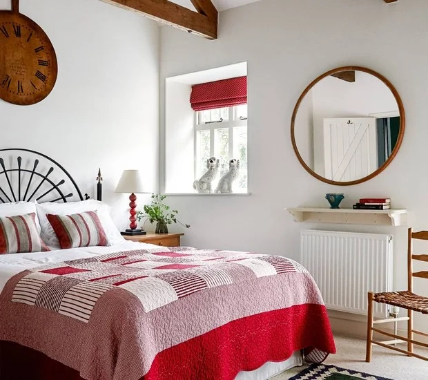 O destaque de um dos quartos é a cabeceira de cama pra lá de elegante, outro achado de lojas de antiguidades locais O destaque de um dos quartos é a cabeceira de cama pra lá de elegante, outro achado de lojas de antiguidades locais