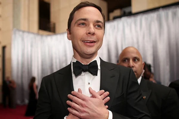 Ator de “The Big Bang Theory”, Jim Parsons se casa com Todd Spiewak