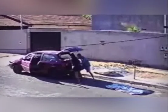 Casal joga corpo rua Goiânia