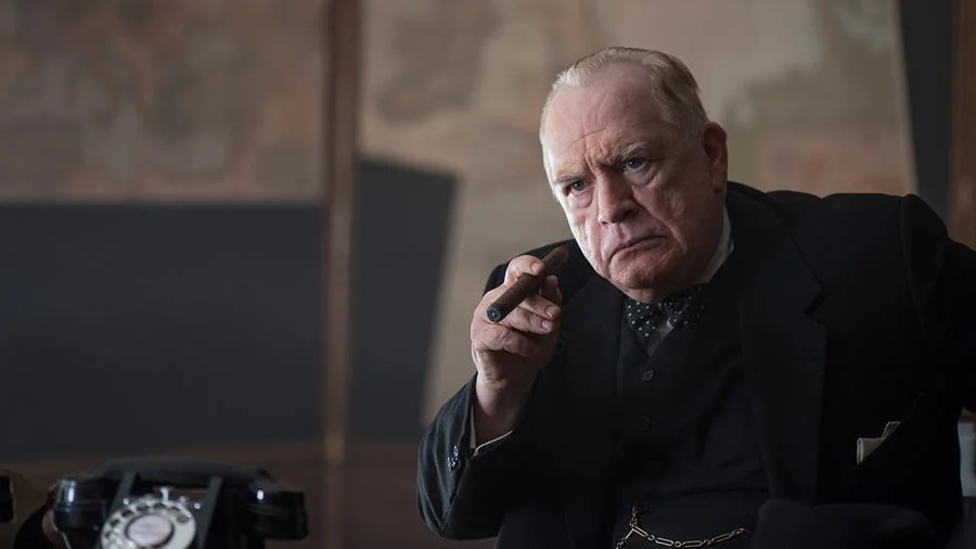 “Churchill”: Os acontecimentos que antecederam o Dia D, embarque das tropas na Normandia, são narrados pelo ponto de vista do primeiro-ministro britânico, Winston Churchill (1874 — 1965), vivido pelo ator Brian Cox. A invasão da Normandia foi fundamental para a vitória dos países Aliados contra o Eixo durante a 2ª Guerra Mundial. “Churchill”: Os acontecimentos que antecederam o Dia D, embarque das tropas na Normandia, são narrados pelo ponto de vista do primeiro-ministro britânico, Winston Churchill (1874 — 1965), vivido pelo ator Brian Cox. A invasão da Normandia foi fundamental para a vitória dos países Aliados contra o Eixo durante a 2ª Guerra Mundial.