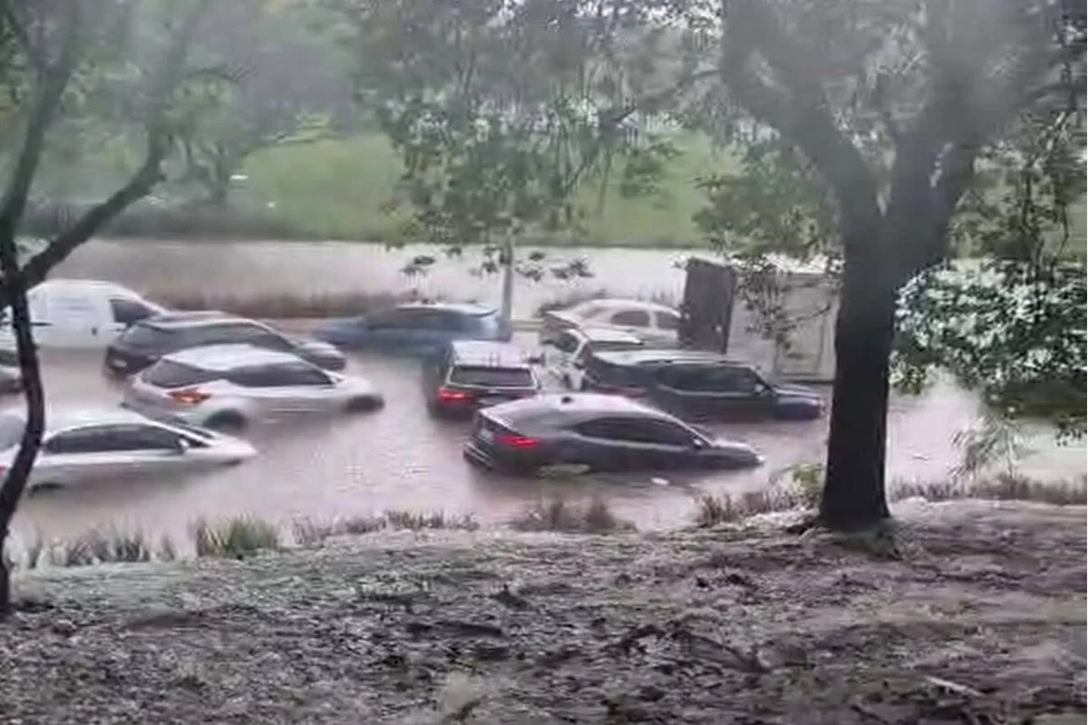 Chuva deixa carros boiando e motoristas ilhados na região do Ibirapuera