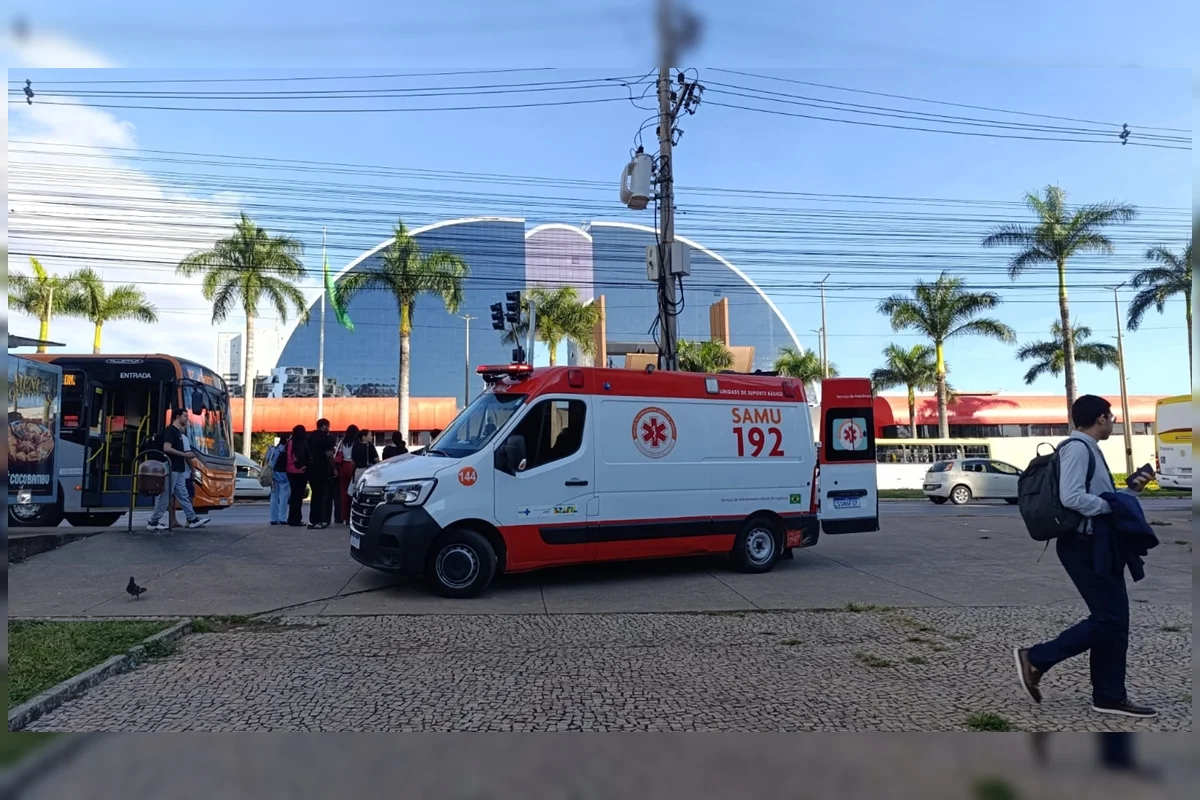 Passageiro em ônibus da Viação Marechal passa mal na W3 Norte e mobiliza socorro do SAMU por suspeita de crise epiléptica