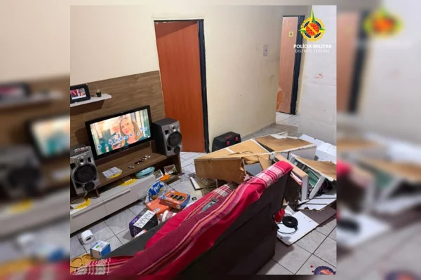 Durante a confusão, diversos objetos da residência também foram destruídos