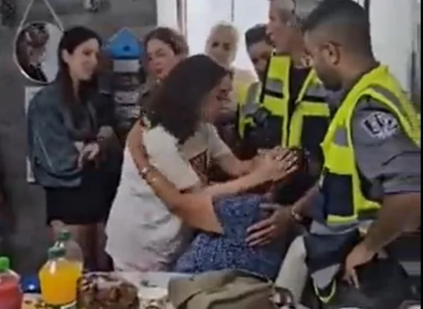 Imagem colorida de Soldado de Israel reencontra a família