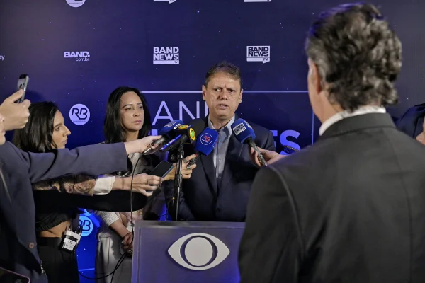 Tarcisio fala com jornalistas antes do debate na Band