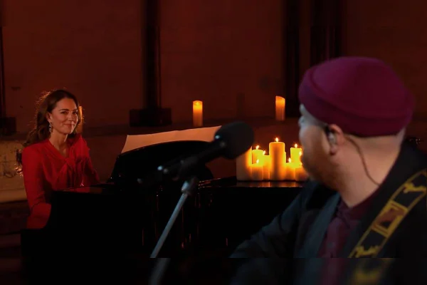 Vídeo: Kate Middleton surpreende e toca piano em especial natalino