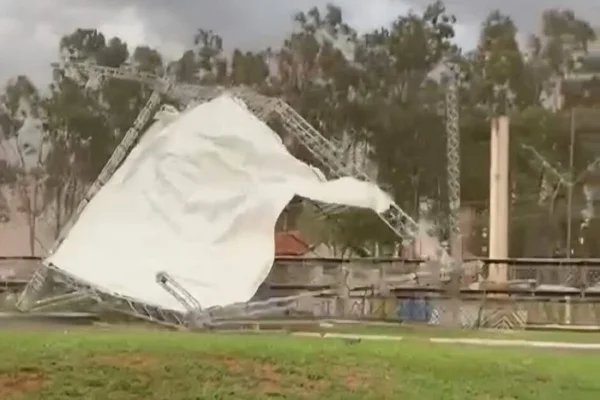Imagem colorida, Vendaval arranca e arrasta estrutura de palco de show- Metrópoles