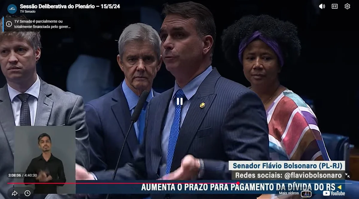Flávio Bolsonaro em sessão do Senado em 15 de maio de 2024 Flávio Bolsonaro em sessão do Senado em 15 de maio de 2024