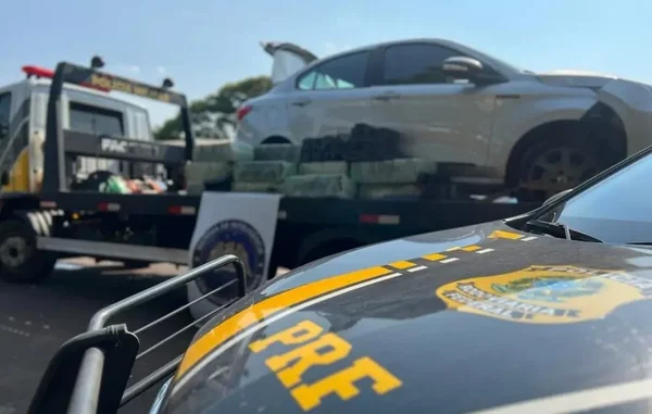 imagem de viatura da PRF na frentre e carro capotado atrás