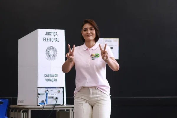 Michelle diz o que Bolsonaro achou de debate de Flávio e Lula