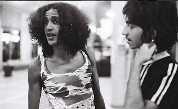 Sai depois de 20 anos a biografia não autorizada de Caetano Veloso
