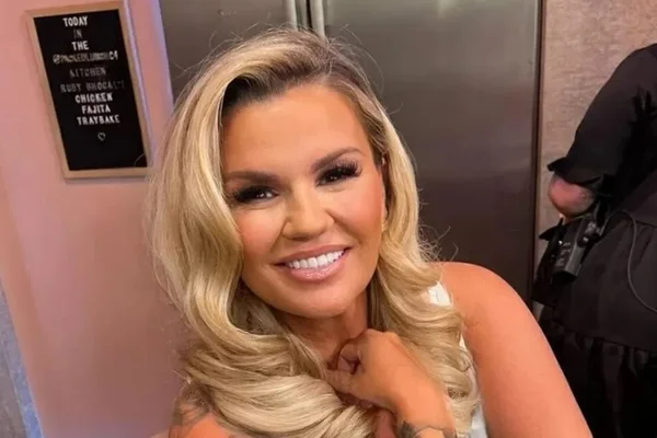 Cantora diz que foi banida do TikTok por postar vídeo do bumbum