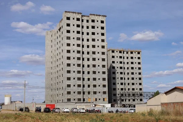 imagem colorida construcao vertical aparecida de goiania