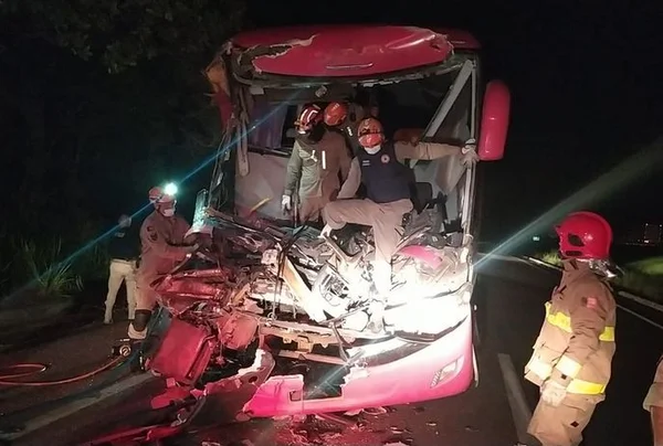 Ônibus destruído