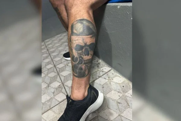 Imagem colorida de falso policial preso em SC tentando impressionar uma mulher - Metrópoles
