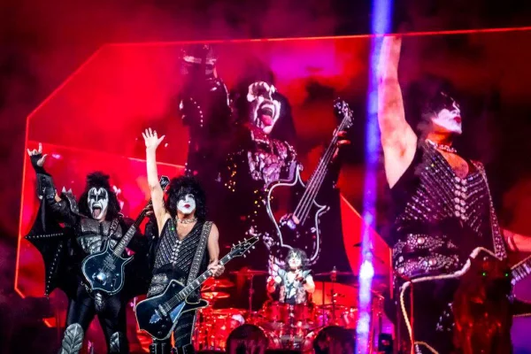 Kiss - Metrópoles