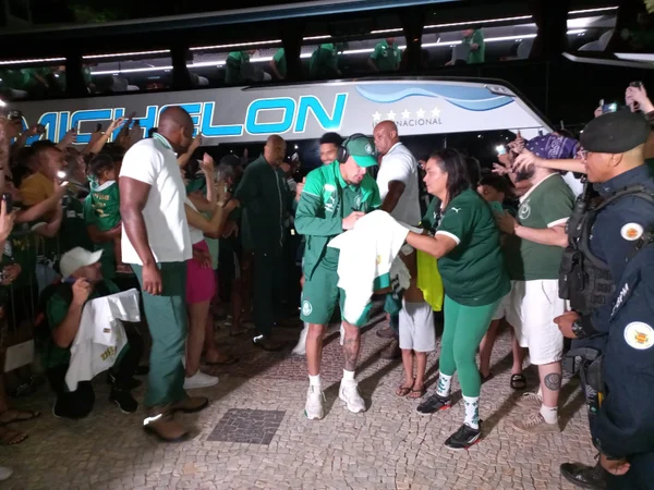 Palmeiras chega ao DF com festa da torcida para jogo contra o Vasco