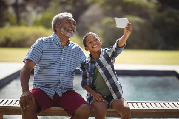 Avós melhoram a família e a humanidade