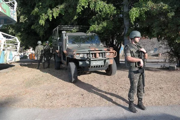 Policiais buscam suspeitos de matar agente da Força Nacional no Rio