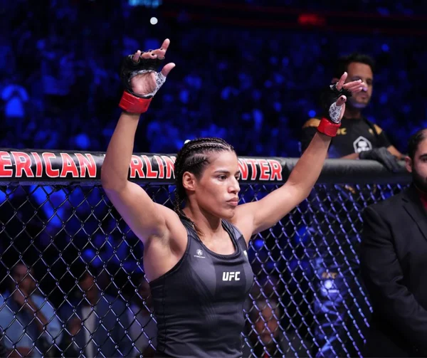 Julianna Peña nega cirurgia plástica após luta com Amanda Nunes