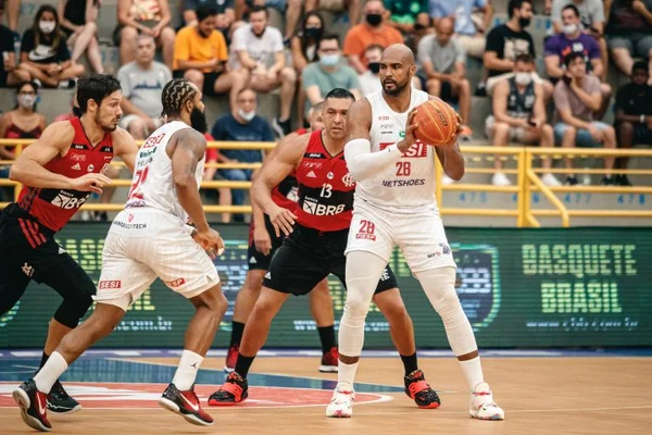 Sesi Franca e Flamengo em confronto na fase de classificação do NBB - Metrópoles