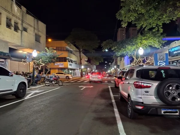 Fotografia colorida de rua onde moradores reclamam de som alto e sexo