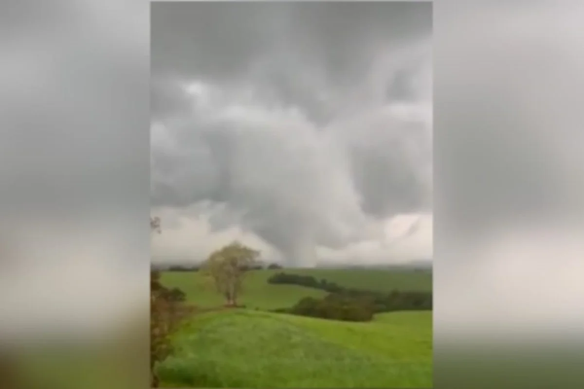 Em meio a ciclone-bomba, tornado provoca "cenário de guerra" no RS