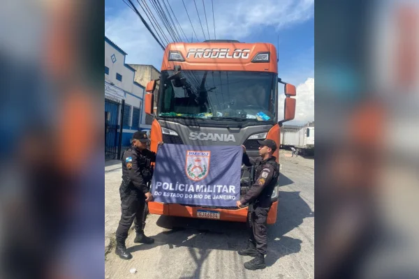 RJ: bandidos rendem motorista e tentam roubar R$ 390 mil em chocolates