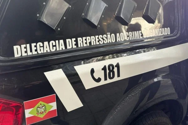 Imagem colorida de carro da PCSC - Metrópoles