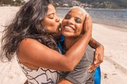 Mariana recebe beijo da irmã, Juliana Marins
