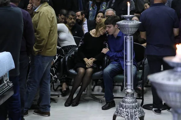 Filho de Gugu protagoniza cena emocionante no velório do pai
