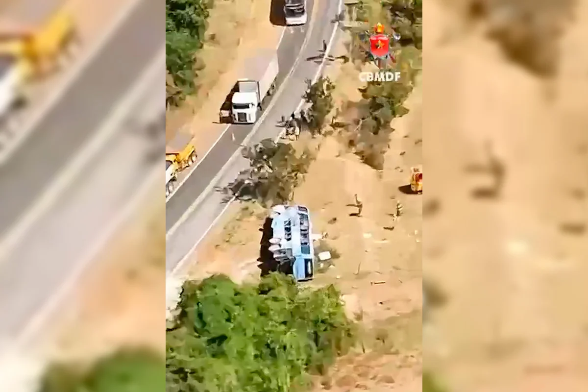 Acidente fatal com ônibus e carreta deixa 6 mortos e 32 feridos em Goiás