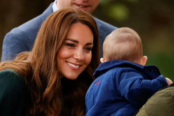 Foto colorida de mulher branca olhando bebê loiro que está de costas para a foto - Metrópoles