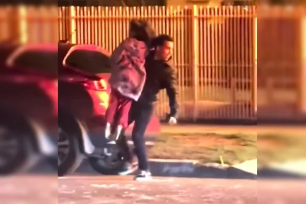 Imagem colorida de homem segurando criança