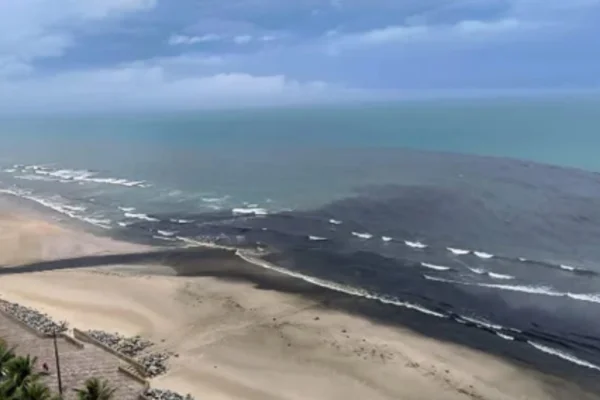 Imagem colorida de água poluída em Mongaguá; prefeitura acusa Sabesp - Metrópoles