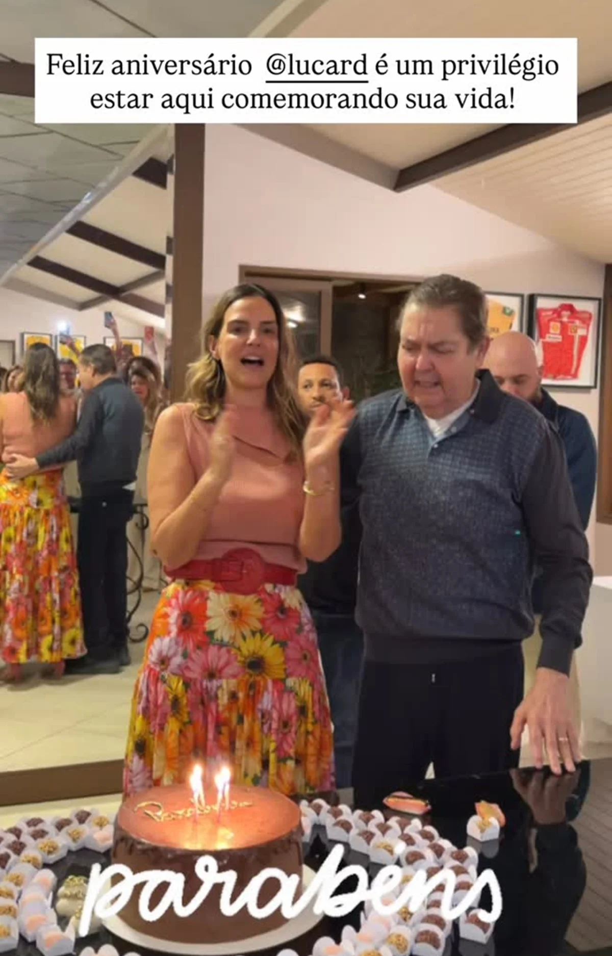 Faustão e Luciana Cardoso cantam "parabéns pra você" Faustão e Luciana Cardoso cantam "parabéns pra você"