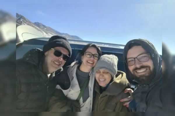 Pessoas sorrindo com frio